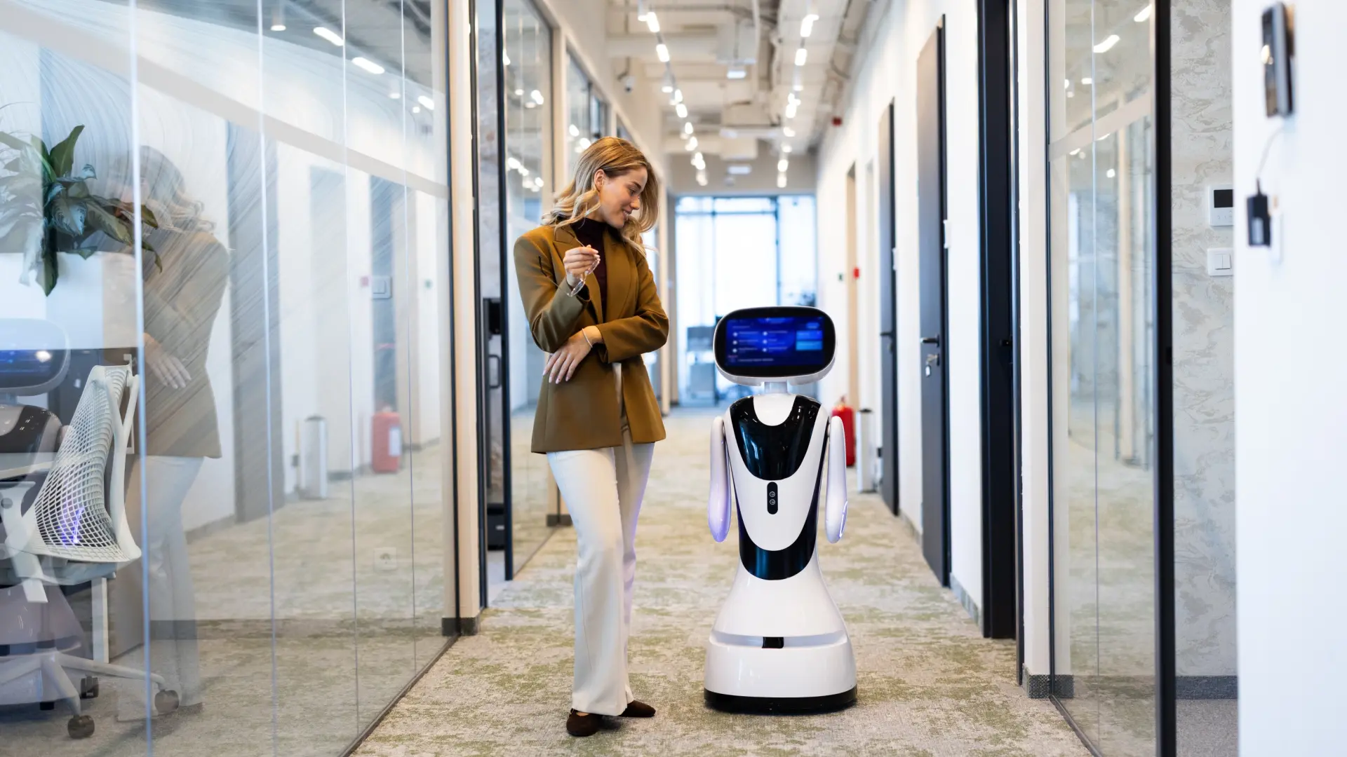 La inteligencia artificial amenaza el empleo juvenil: el 52% de las empresas prevé disminuir las oportunidades laborales para los jóvenes.