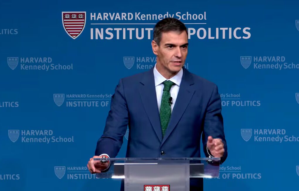 El discurso de Sánchez en Harvard se ajusta ante las inquietudes de estudiantes sobre corrupción y temas internacionales.