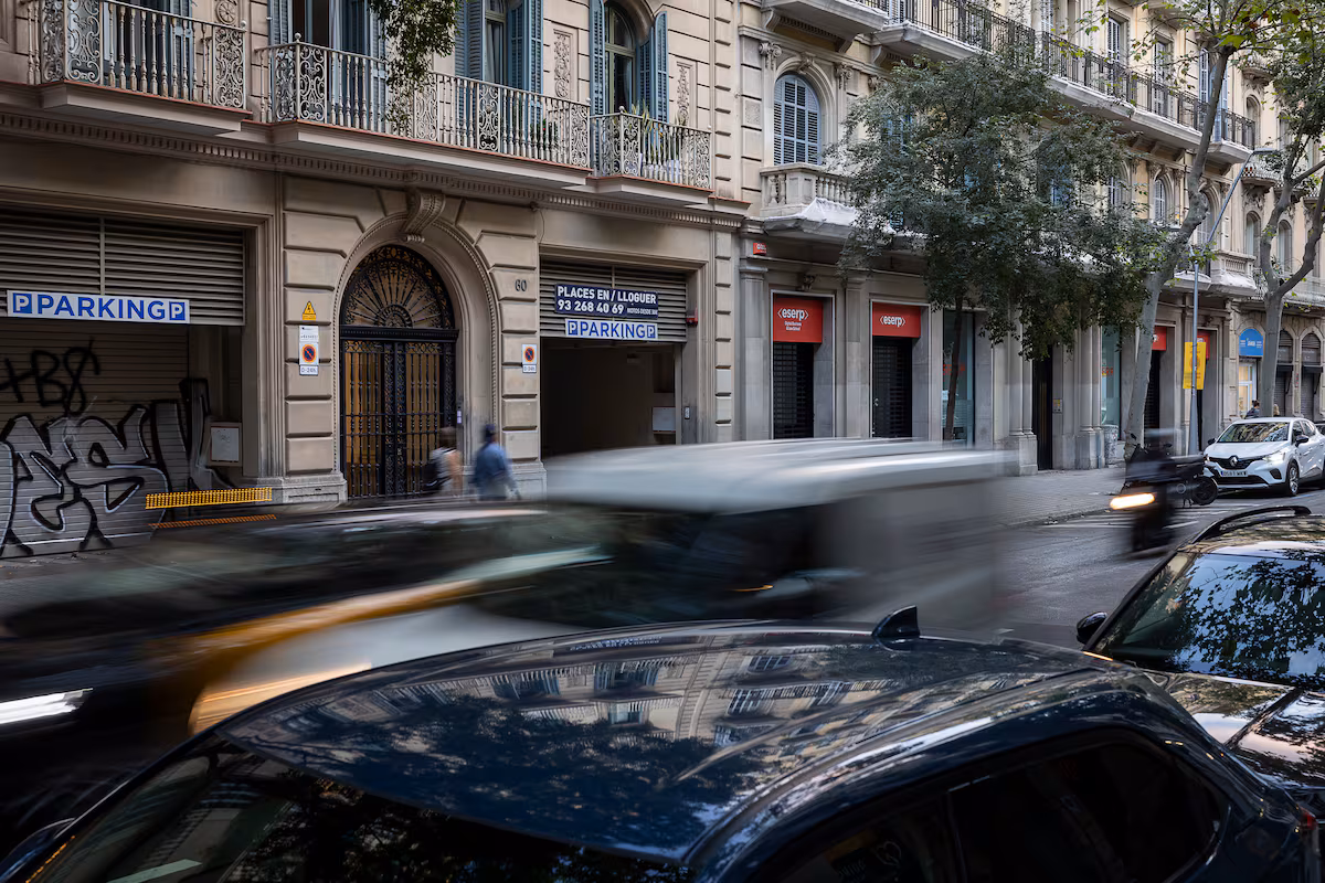 Ciudades como Londres, Ámsterdam y Barcelona transforman el diseño urbano: viviendas sin dependencia del automóvil.