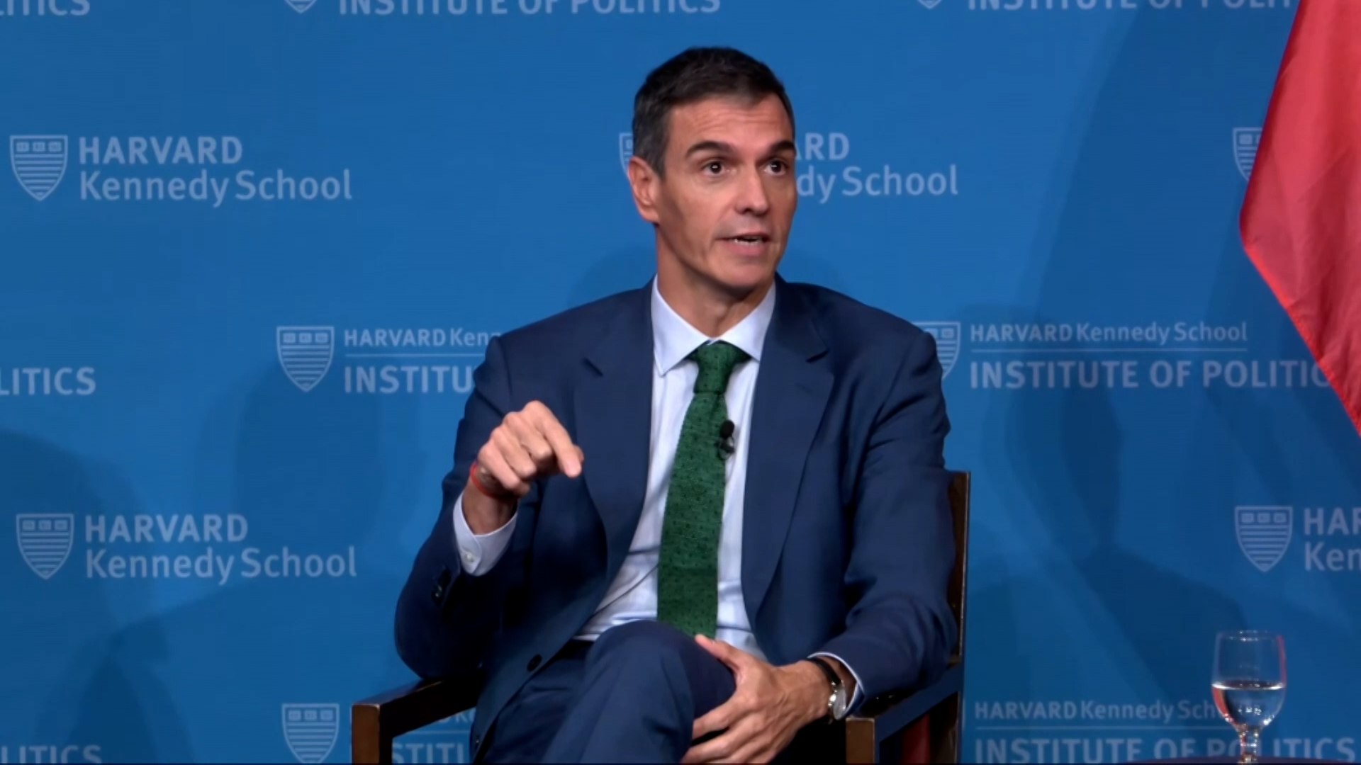 Los escándalos de corrupción ensombrecen la intervención de Sánchez en Harvard sobre la regulación de la IA.