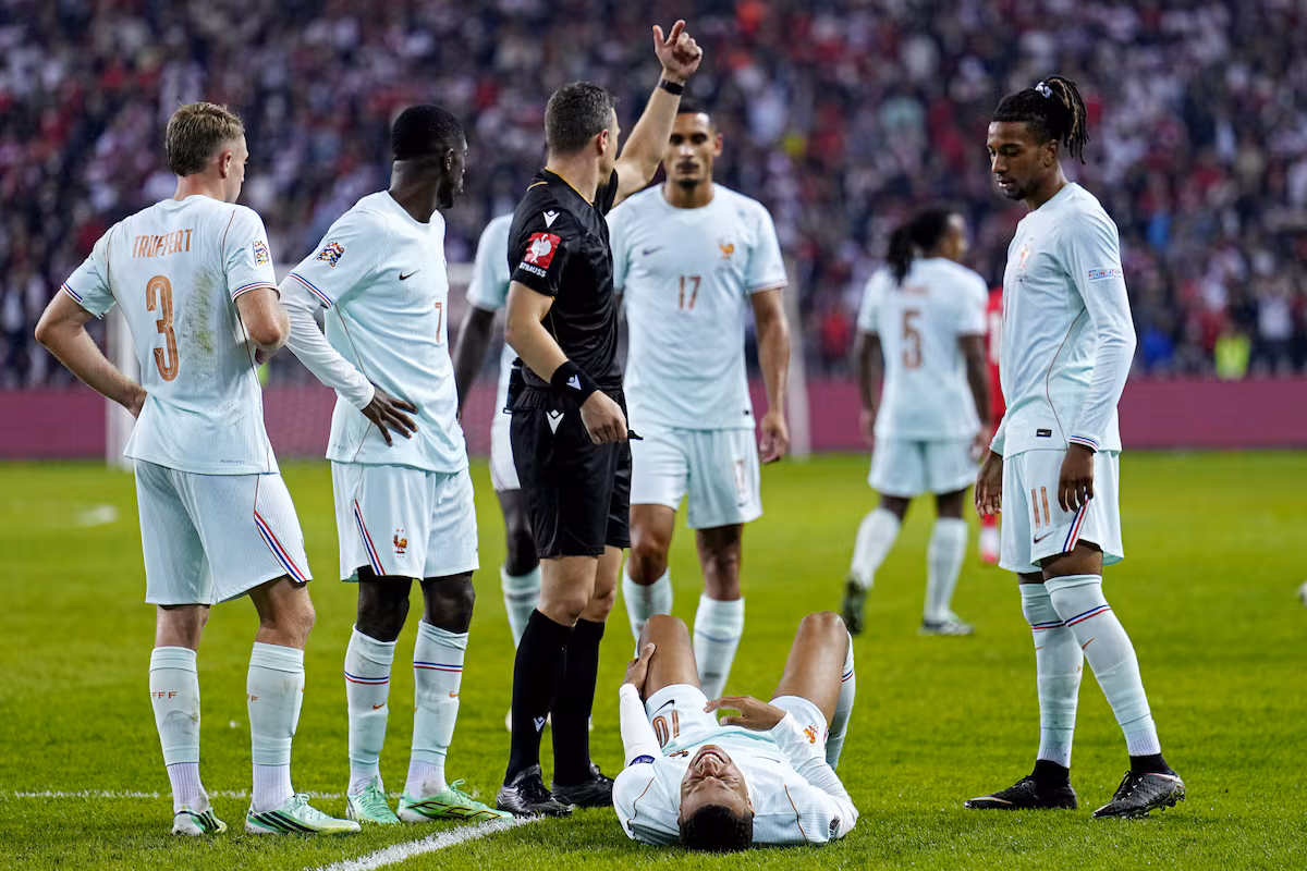 Mbappé anota gol con Francia, pero sufre lesión en la rodilla izquierda