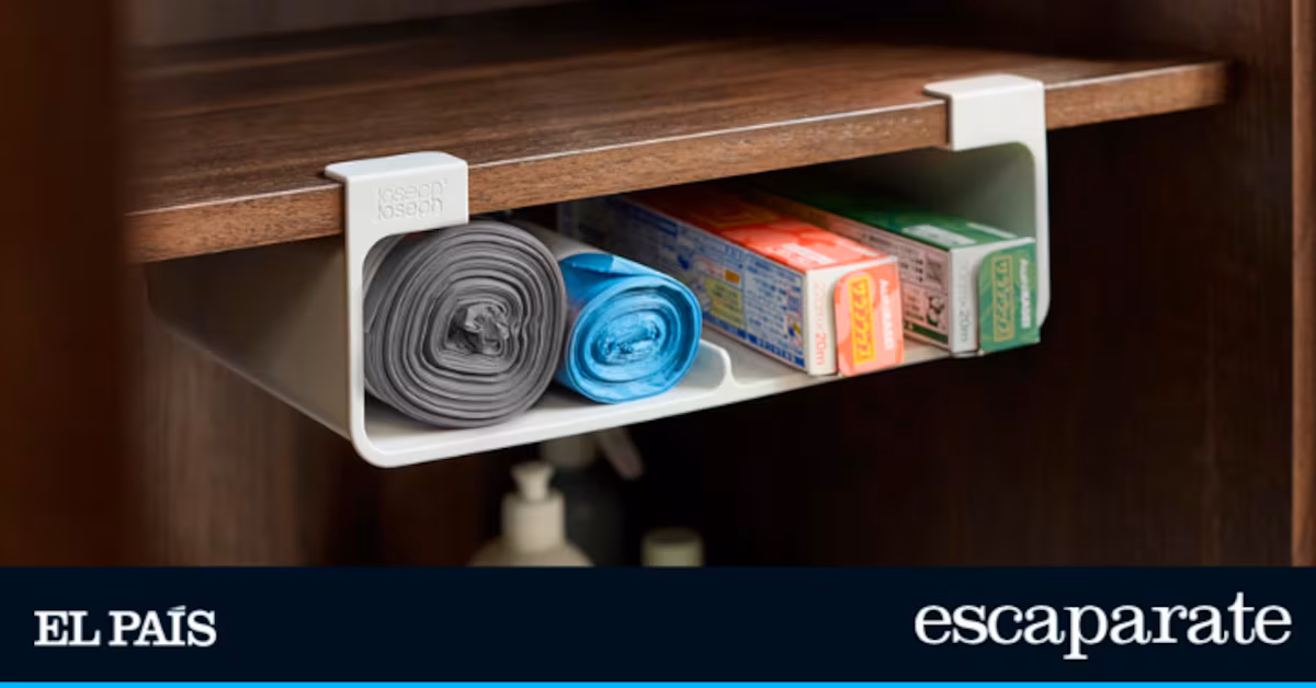 Descubre el innovador organizador de cocina que transforma el espacio bajo el estante en un aliado funcional