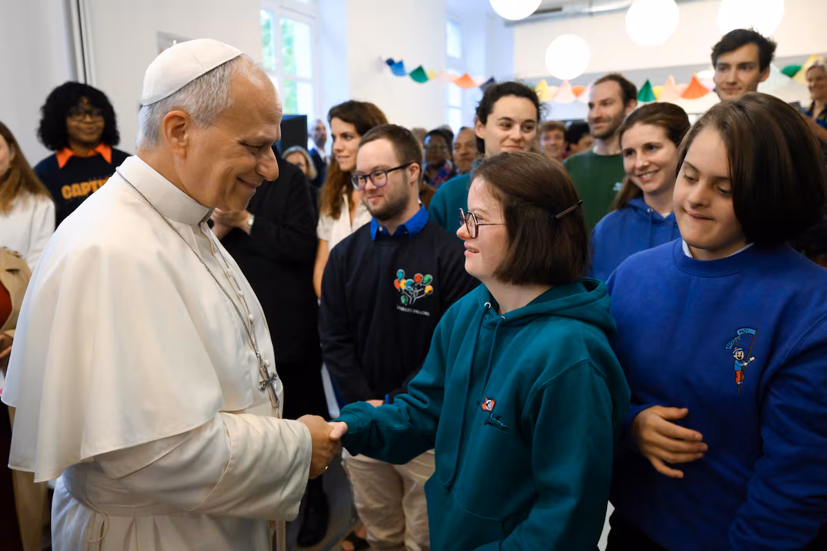 El Papa pide atención a los migrantes olvidados en un centro de apoyo en París