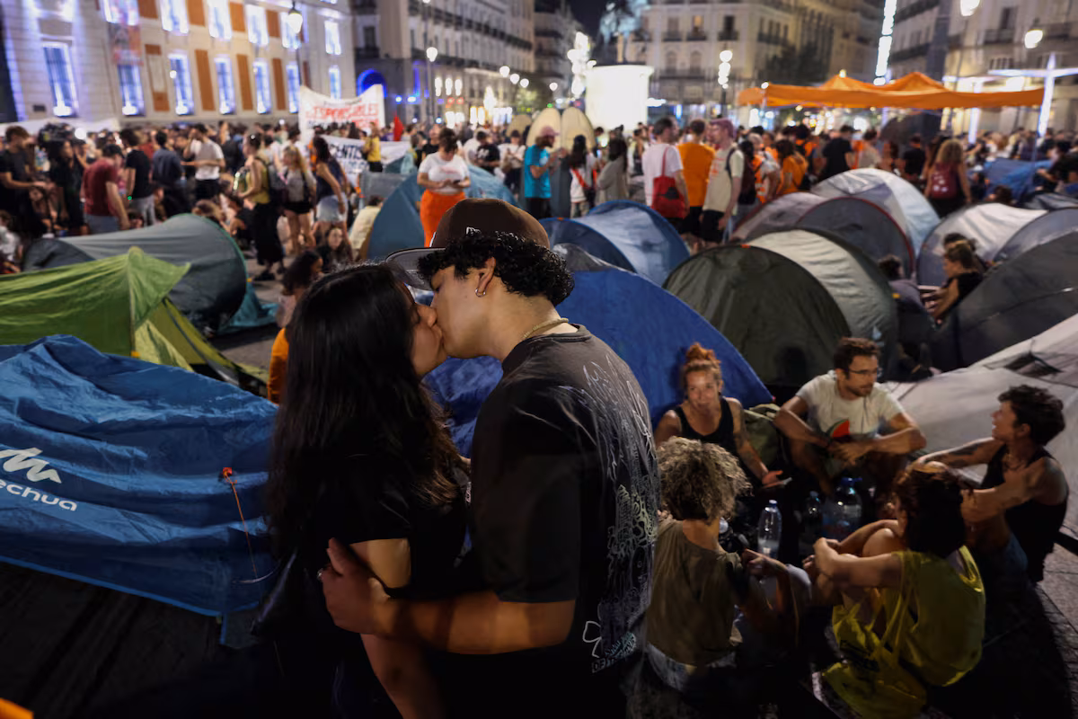 Sol revive el espíritu del 15-M con nuevo campamento tras 15 años en España