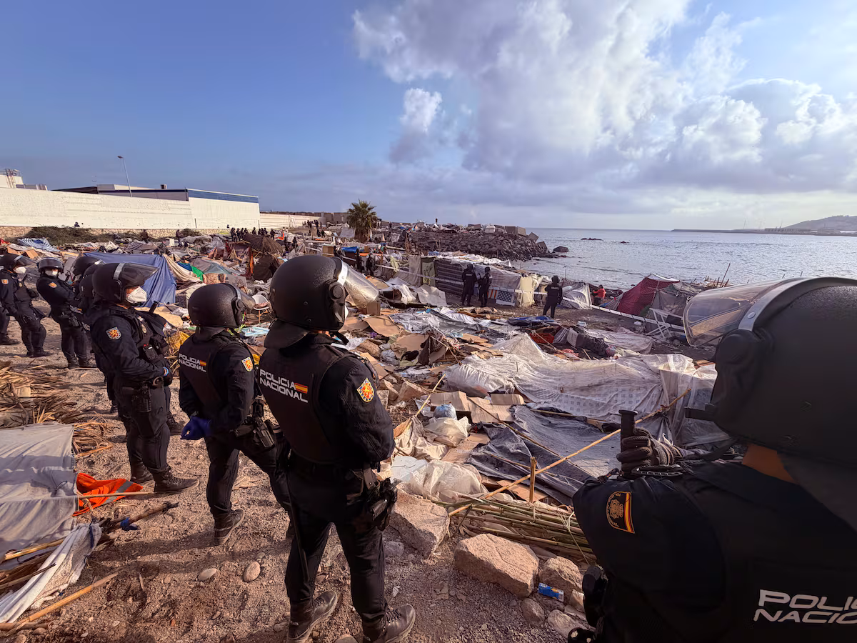 La policía interviene en el asentamiento de la playa de Benítez, cerca de la desalinizadora en Ceuta