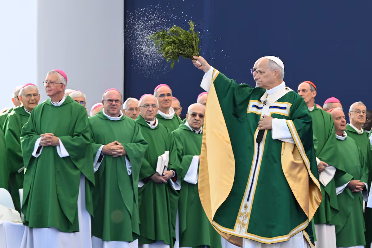 El Papa elogia la actuación de la Iglesia francesa en la gestión de casos de pederastia, sin autocríticas.