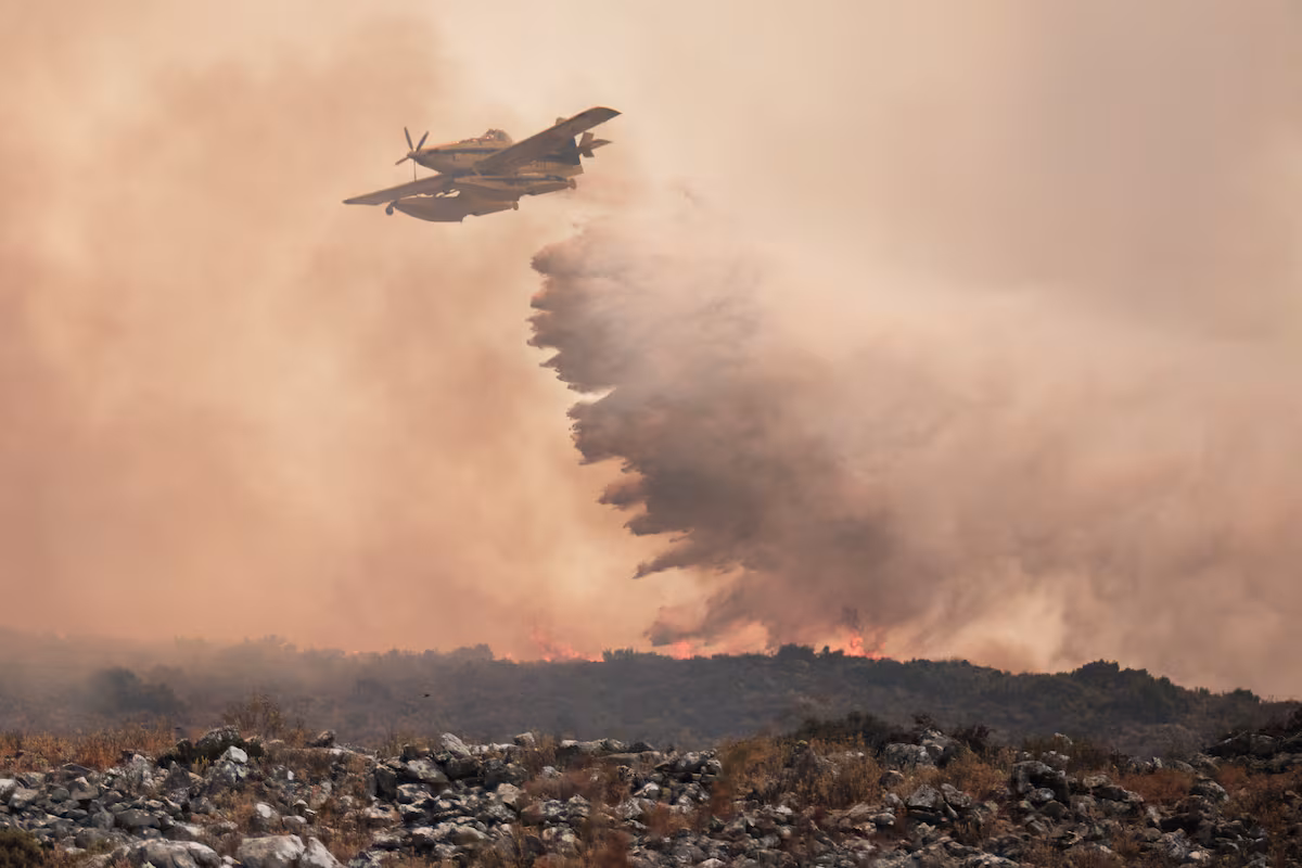 Incendio en Málaga lleva al confinamiento de dos localidades y pone en peligro el Parque Nacional Sierra de las Nieves