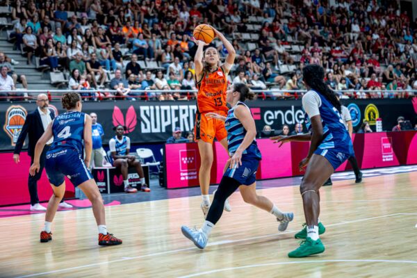 Elena Buenavida lidera al Valencia Basket hacia su cuarta Supercopa de España en baloncesto