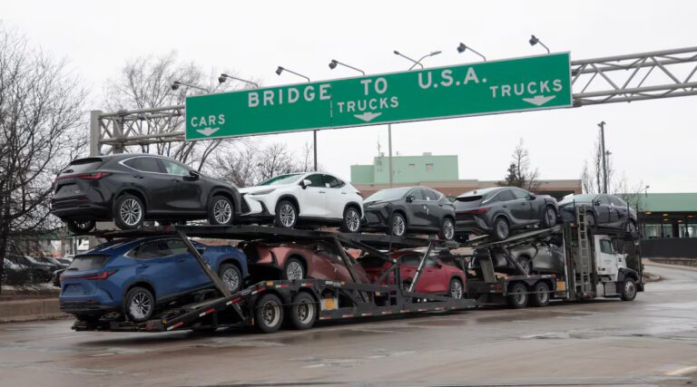 Trump elimina regulaciones de ahorro de combustible, priorizando vehículos de combustión en detrimento de los eléctricos.