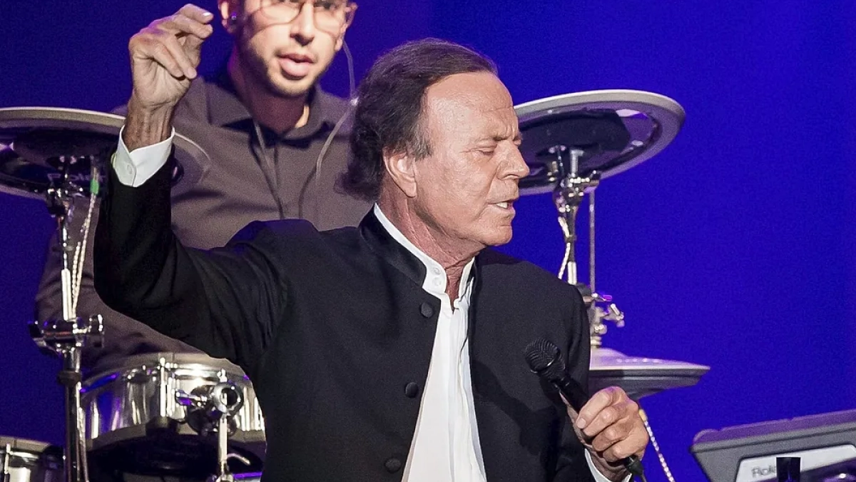 El Tribunal Supremo rechaza la demanda de Julio Iglesias contra Yolanda Díaz por incompetencia del tribunal.