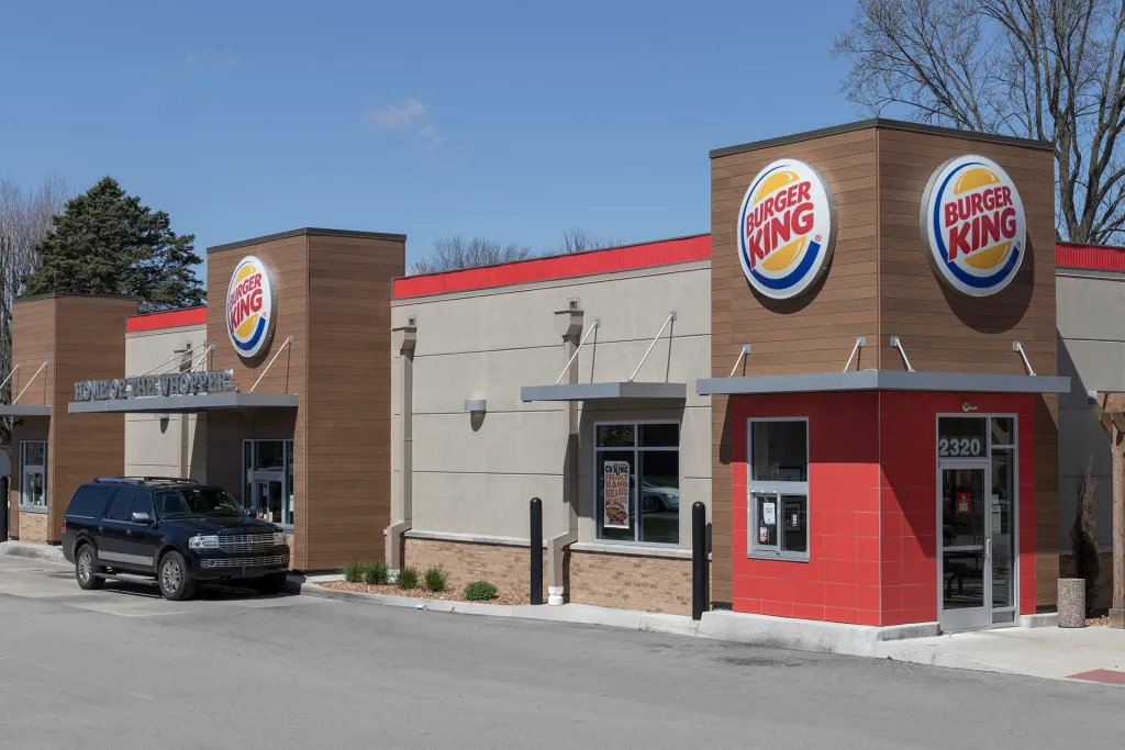 Los problemas de los autoservicios con IA en Burger King provocan deserciones de clientes.