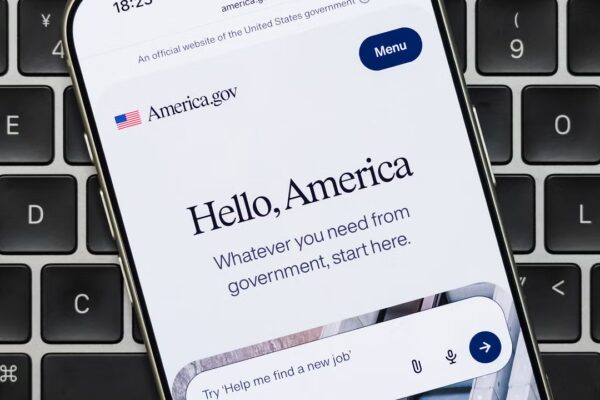 Críticas a la IA preferida de Trump: Respuestas contrarias a la agenda MAGA en America.gov.