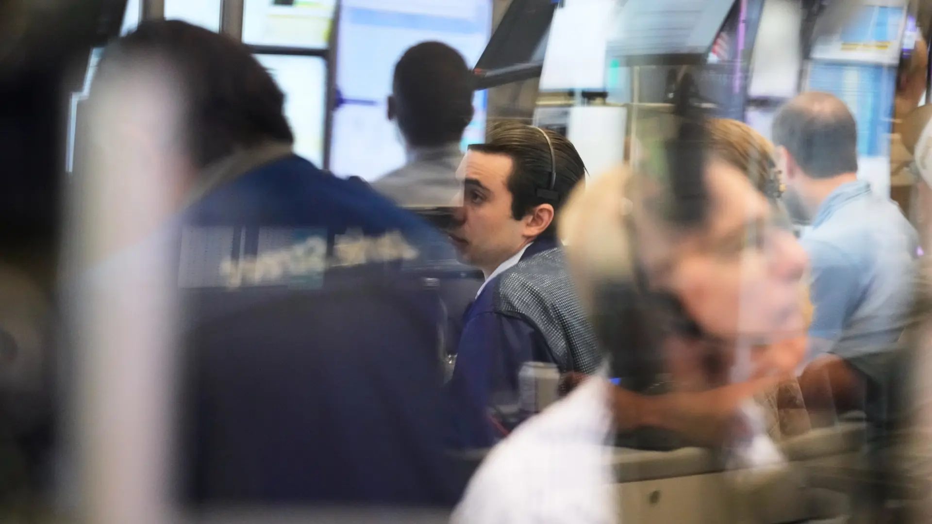 El Nasdaq se eleva ante la presión de Wall Street, mientras el petróleo supera los 100 dólares nuevamente.