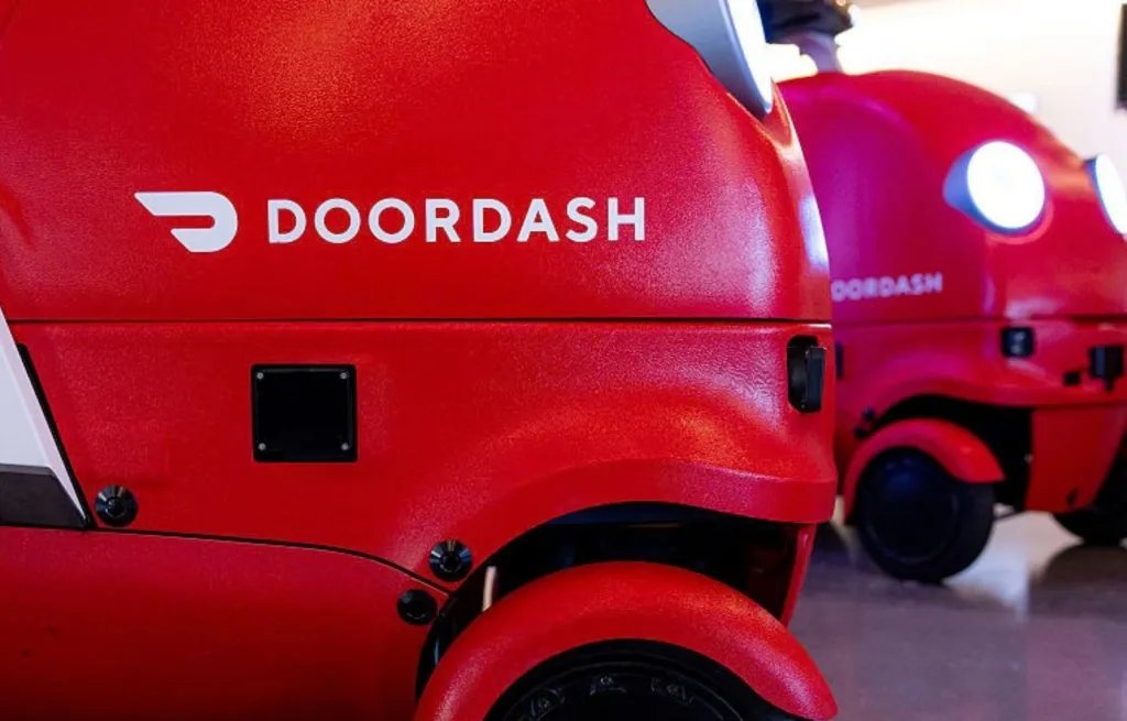 DoorDash lanza un innovador asistente de IA para realizar pedidos por mensaje de texto.