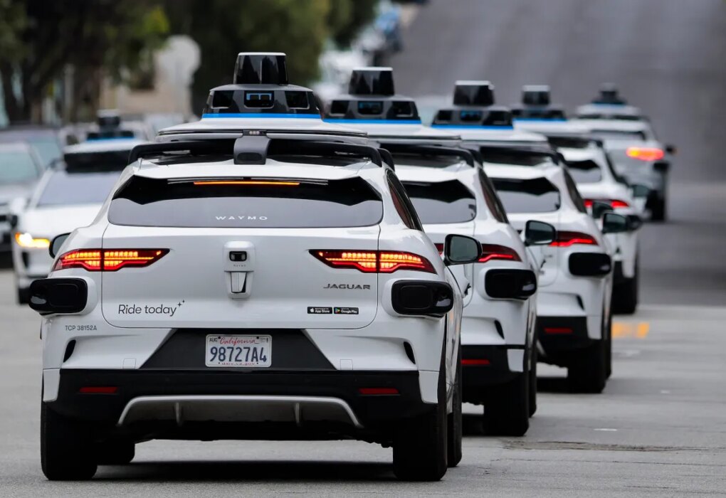 Operadores de robotaxis podrían enfrentar sanciones por obstaculizar a servicios de emergencia.