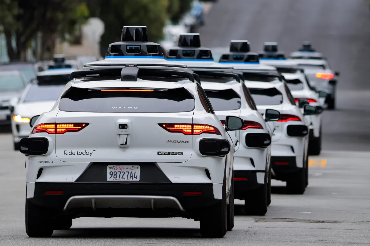 Operadores de robotaxis podrían enfrentar sanciones por obstaculizar a servicios de emergencia.