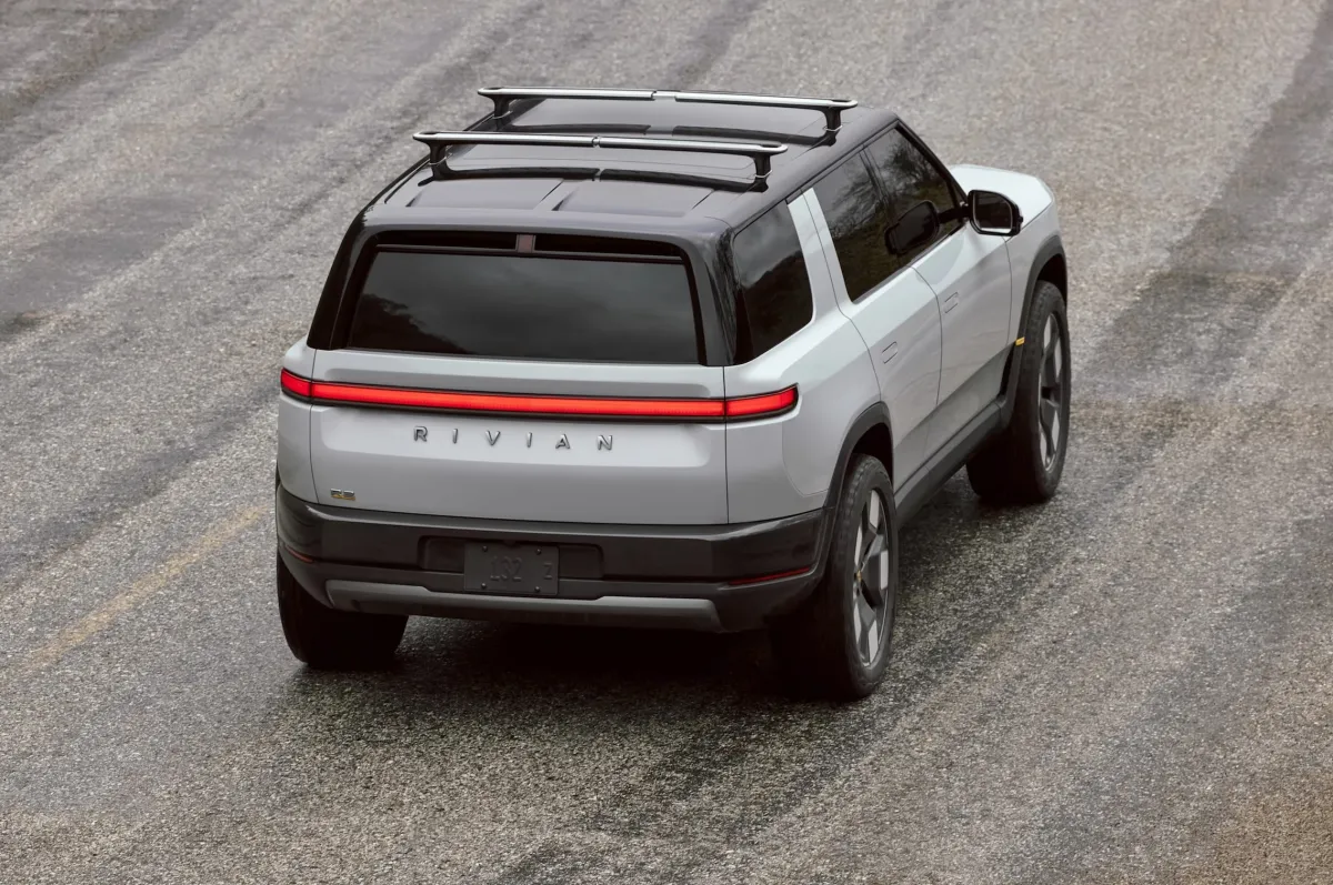 Rivian lanza un llamado a revisión del modelo R2 por problemas en los paquetes de batería mal ajustados