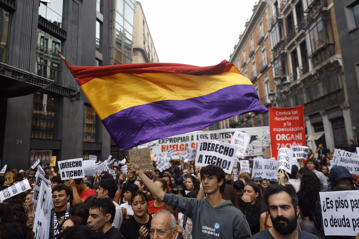 Protesta en Sol: Ciudadanos cuestionan la gobernanza frente al Congreso en España