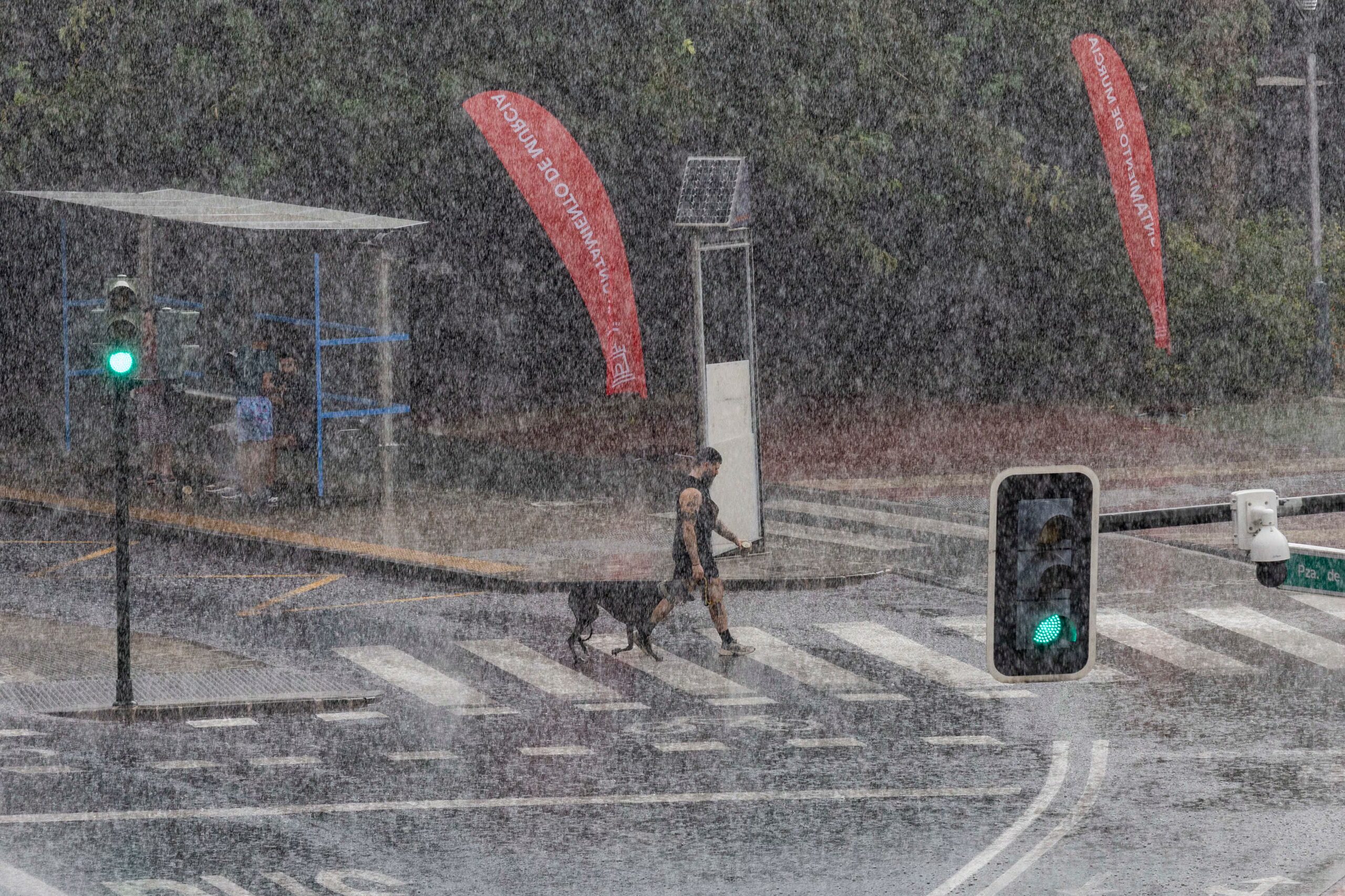 Extensas alertas por intensas lluvias y tormentas afectan a quince comunidades, destacando la situación crítica en Cataluña.