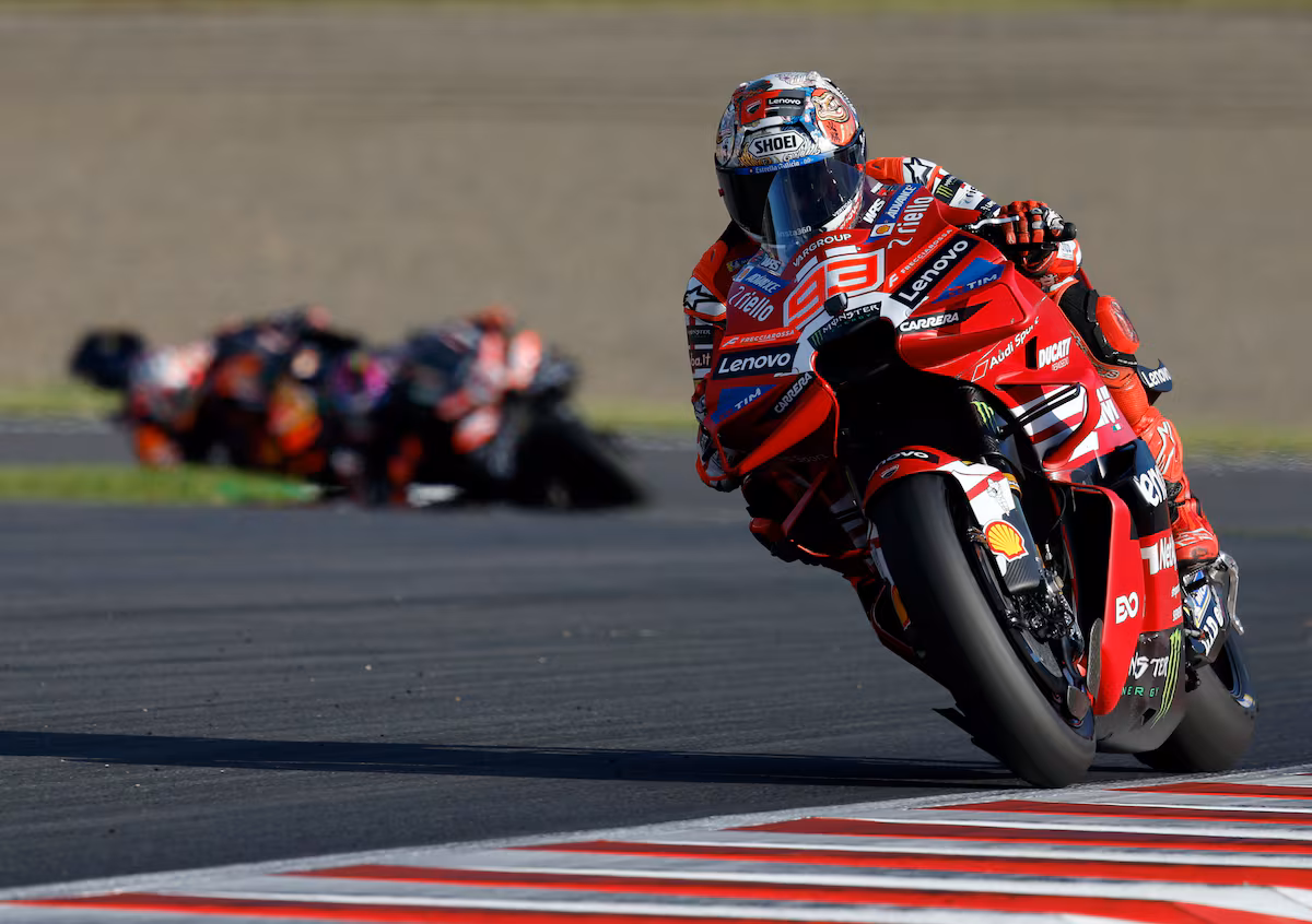 Marc Márquez ejecuta una estrategia impecable y se lleva la victoria ante Martín en el Gran Premio de Japón