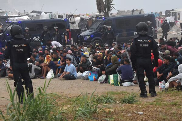 Desalojo de migrantes en la playa de El Trampolín en Ceuta: acciones de la Policía española