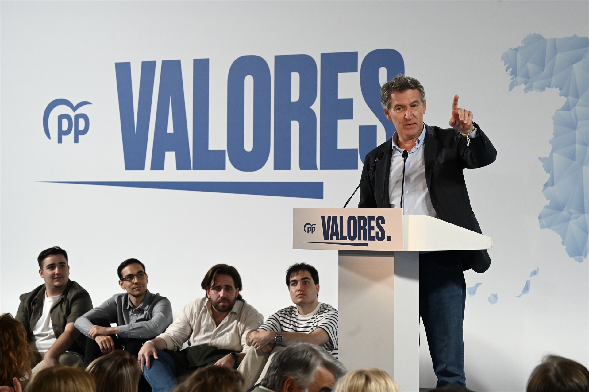 Feijóo aboga por un cambio radical para superar la etapa oscura del gobierno de Sánchez.