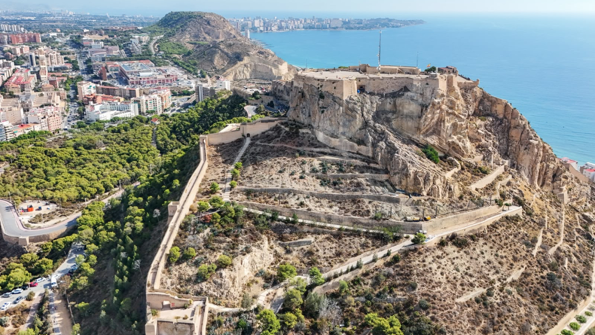 Mercadona impulsa la restauración de la muralla de Alicante con Hortensia Herrero a la cabeza