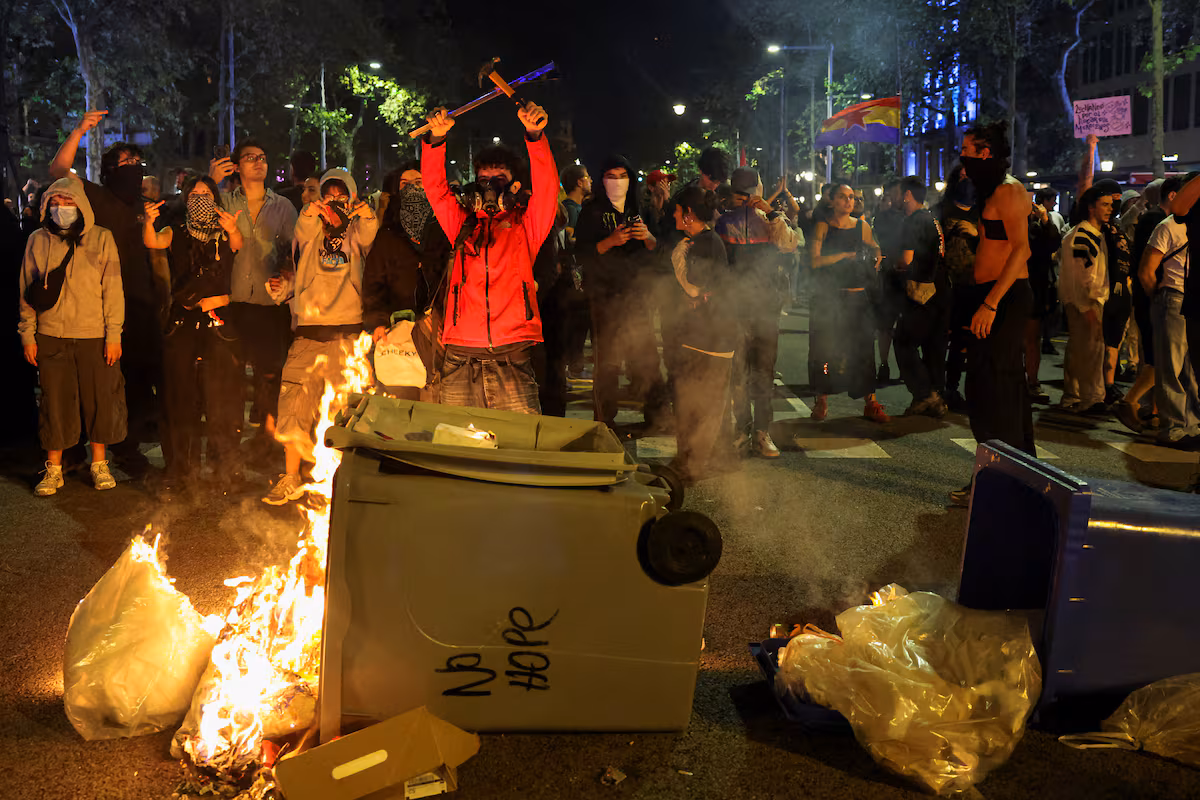 Conflictos y despliegue policial marcan la manifestación sobre la crisis de vivienda en Barcelona