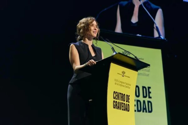 Ayuso presenta proyecto de ley para simplificar la burocracia: cada nueva norma requerirá la derogación de una existente.