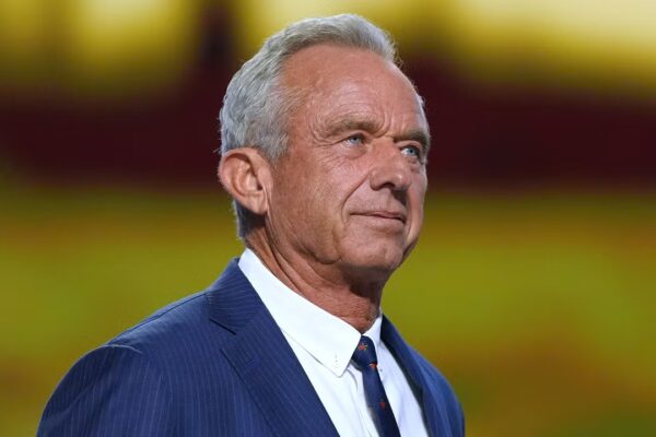 RFK Jr. adopta la inteligencia artificial, generando dudas entre sus aliados de MAHA y expertos médicos.