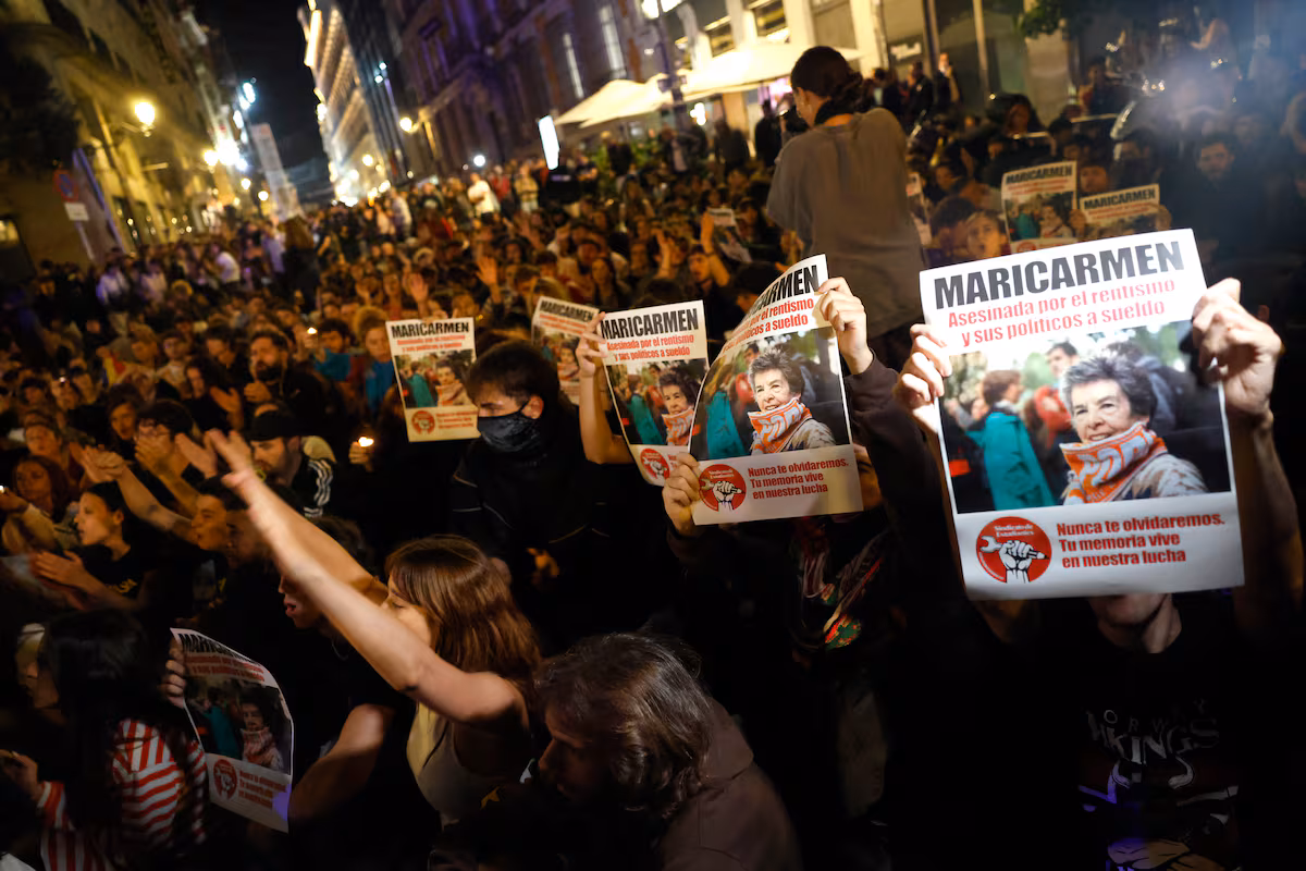 Cientos de manifestantes marchan desde Sol hacia el Congreso en homenaje a Maricarmen y exigen cambios en el sistema