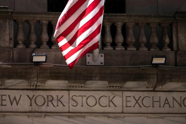 Wall Street termina la jornada en números negativos mientras los rendimientos de los bonos alcanzan su máximo desde 2002