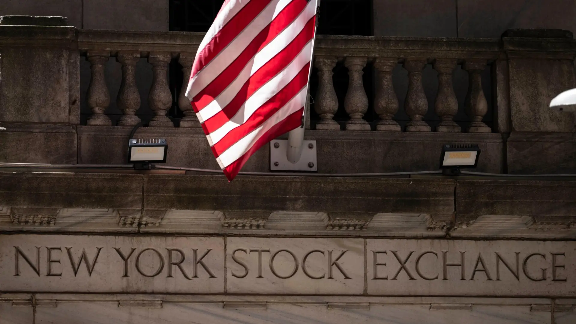 Wall Street termina la jornada en números negativos mientras los rendimientos de los bonos alcanzan su máximo desde 2002