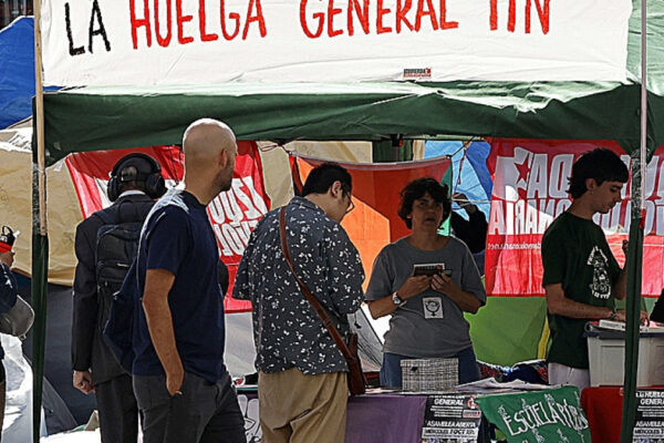 Sánchez intensifica su campaña electoral con estrategias audaces, incluyendo una huelga general.