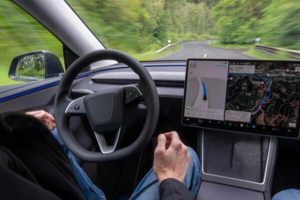 Alemania impulsa el FSD de Tesla mientras Europa evalúa la viabilidad del coche autónomo