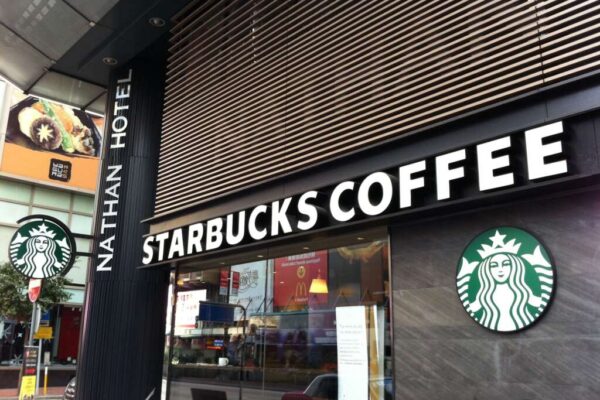Starbucks evalúa adquirir la cadena de restaurantes Chipotle.
