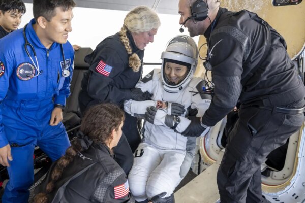 Sophie Adenot concluye su misión de ocho meses en la Estación Espacial Internacional y regresa a la Tierra