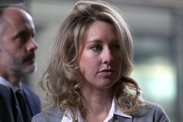 Descubre el curioso sitio web que te coloca en la silla de Elizabeth Holmes