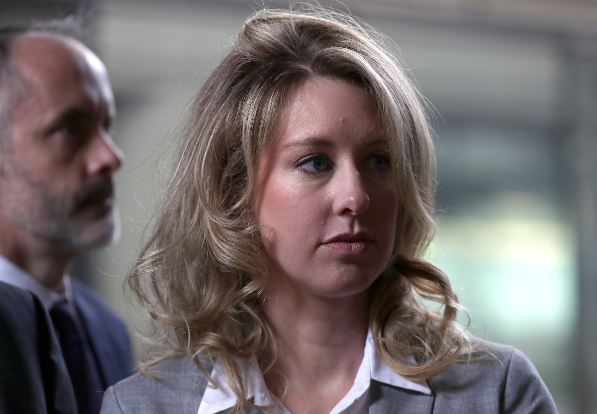 Descubre el curioso sitio web que te coloca en la silla de Elizabeth Holmes
