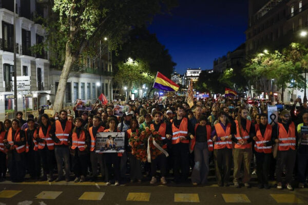 Cientos de ciudadanos en Madrid homenajean a Maricarmen con una emotiva marcha