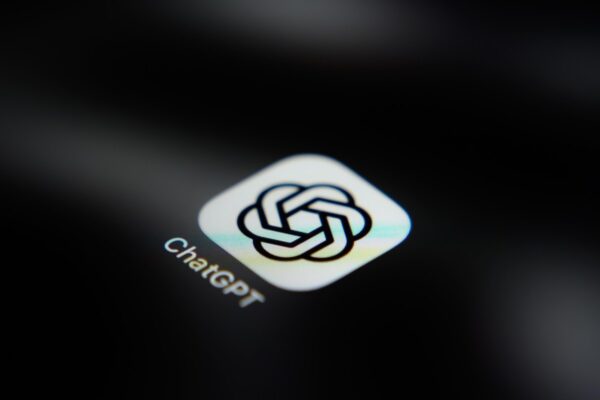Investigadores de OpenAI despedidos refutan acusaciones de mala conducta y alertan sobre efectos adversos en la industria.