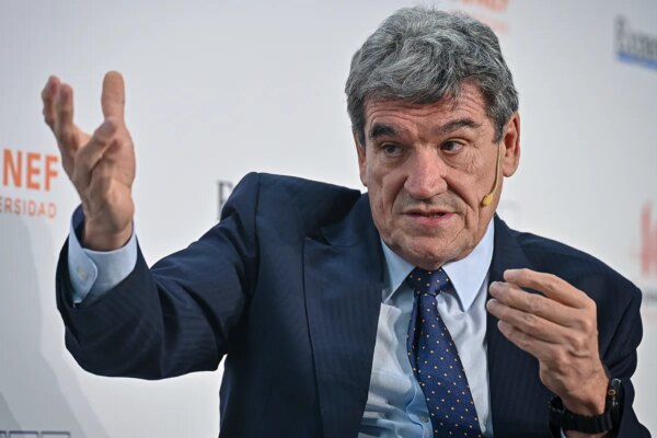 Banco de España ajusta su pronóstico de crecimiento a 2,6% para este año, mientras la inflación se eleva al 3,9%