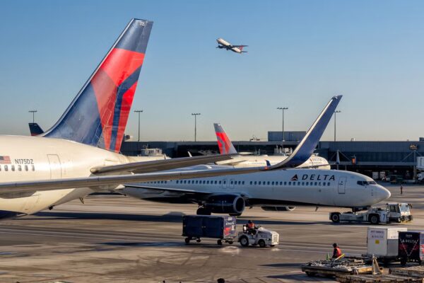 Las acciones de Delta Air Lines superan a sus competidores en 2026: ¿Pueden los altos costos de combustible frenar su éxito?