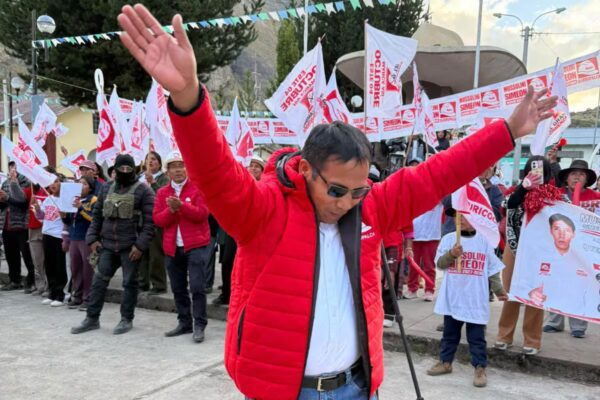 Un alcalde peruano enfrenta extorsiones tras su inesperada victoria electoral