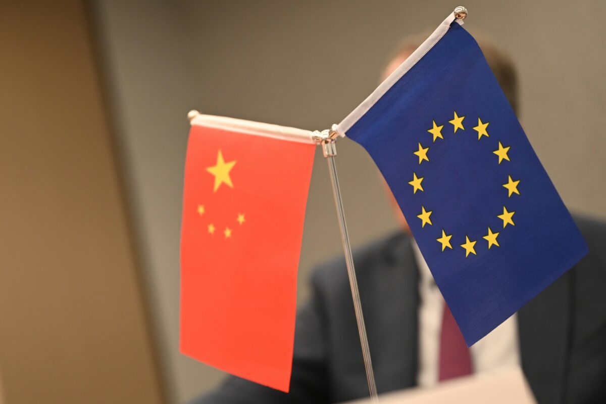 La UE y China acuerdan regular las exportaciones de automóviles híbridos chinos