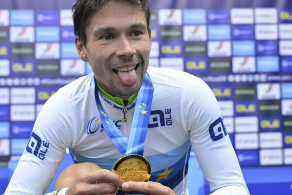Roglic se alza con el oro en el Europeo, superando adversidades sin su radio: "Me sentía totalmente desorientado"