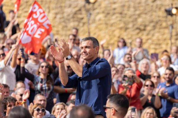 Sánchez promete en Sevilla mantener los decretos de vivienda durante la campaña electoral del 29-N