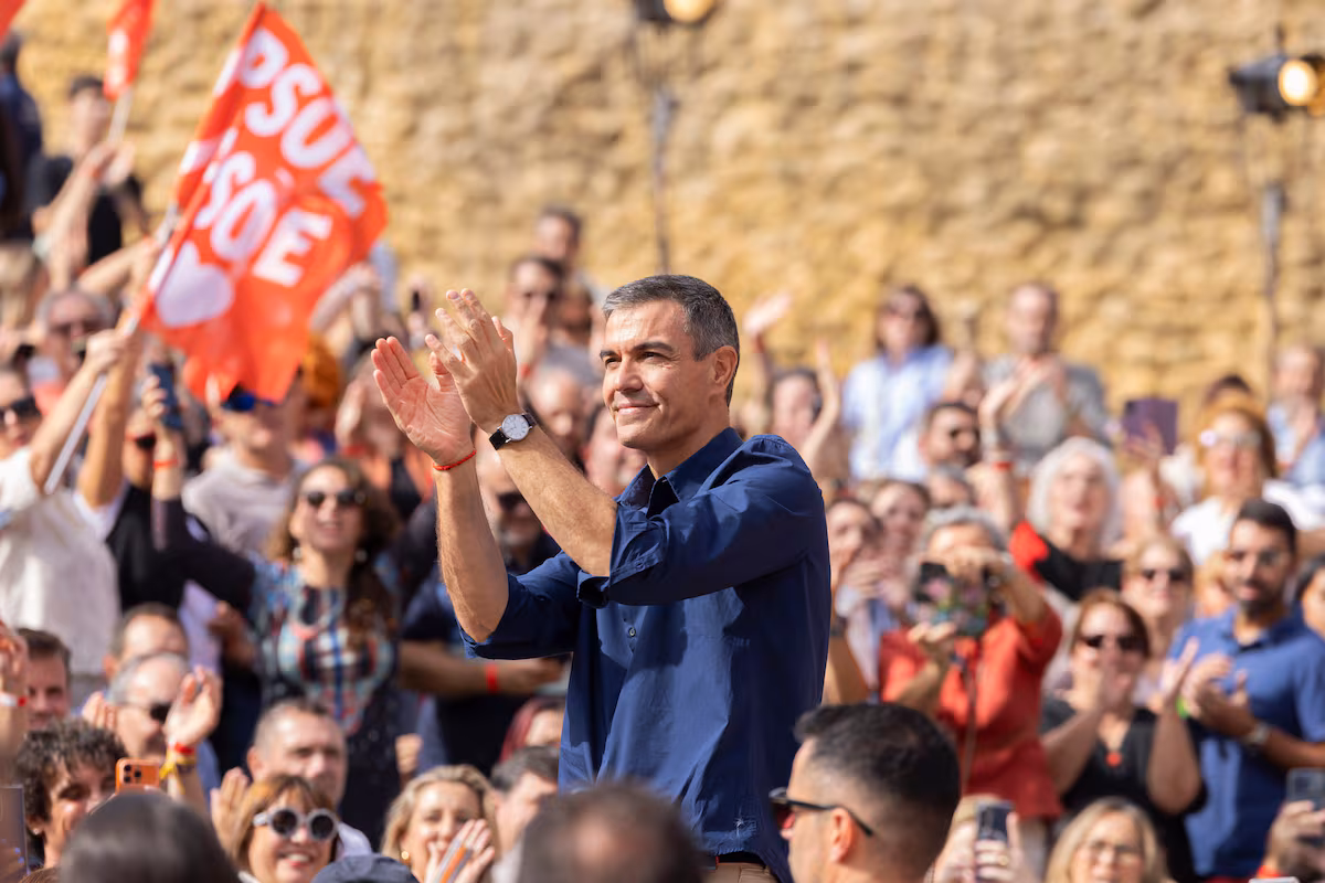 Sánchez promete en Sevilla mantener los decretos de vivienda durante la campaña electoral del 29-N