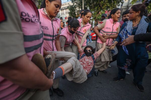 Protesta del movimiento "cucaracha" en India resulta en mil arrestos en Nueva Delhi