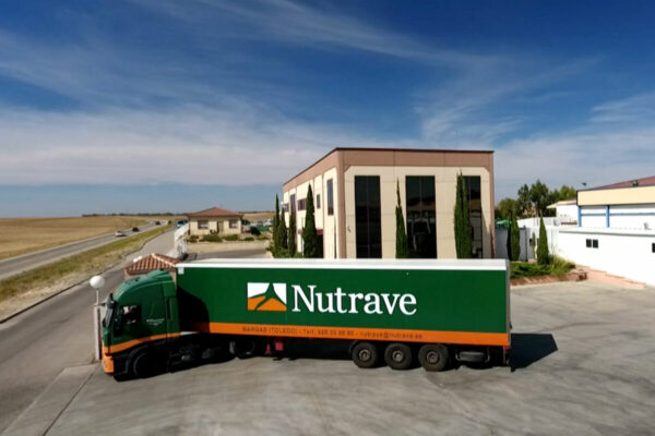 Grupo Fuertes adquiere la avícola Nutrave para expandir su presencia en el sector avícola.